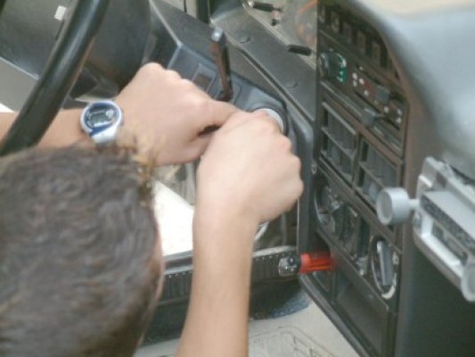 Minor prins chiar de proprietarul căruia îi spărgea maşina